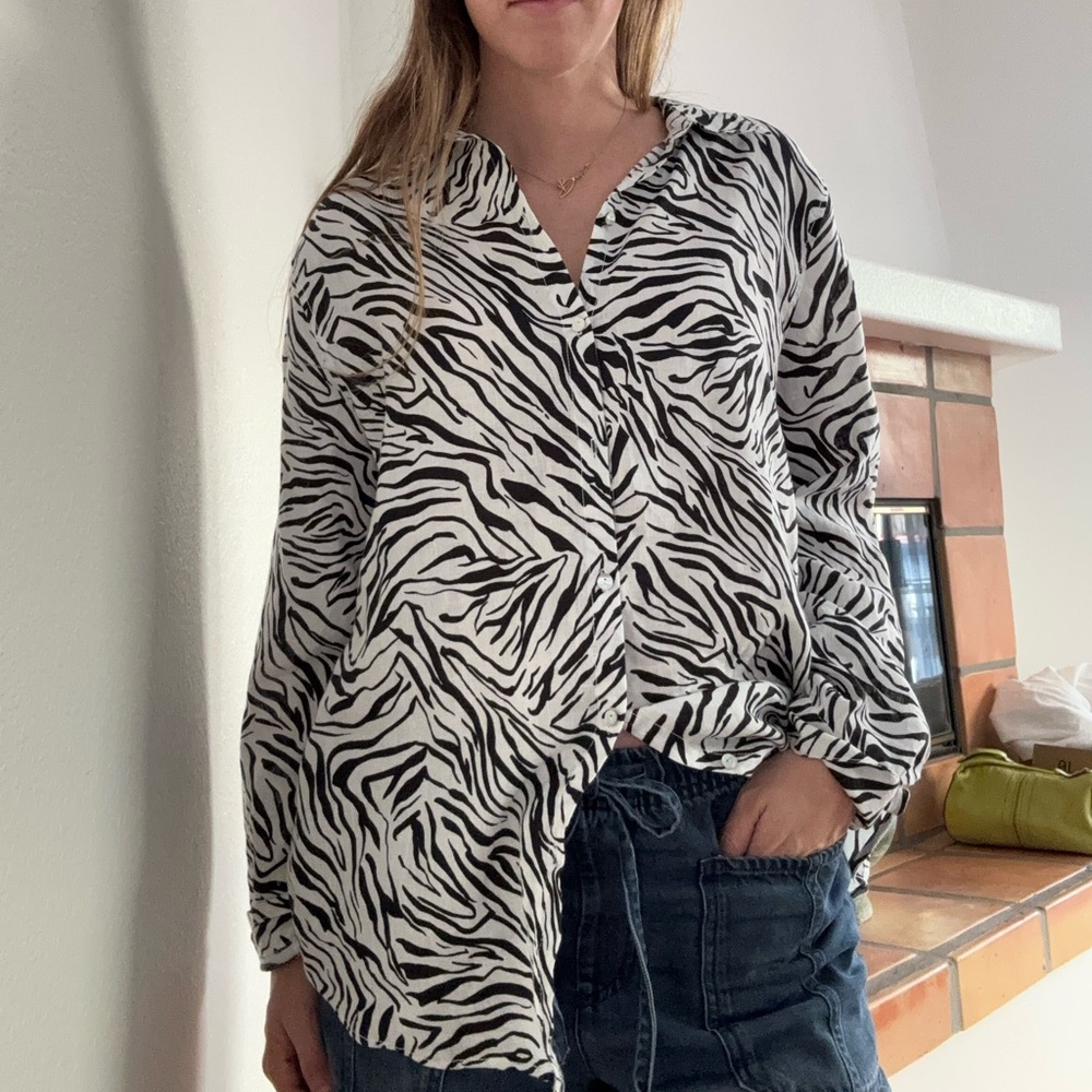 100% linen Cynthia Rowley Black and White Zebra Button Down blouse size large
